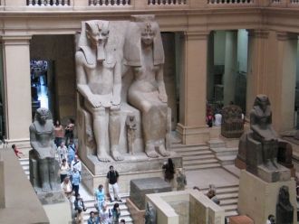 Статуи фараона Аменхотепа III и его супр