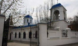 Здание церкви условно делится на три час