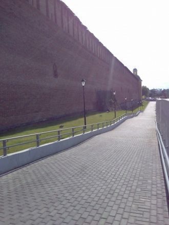 Фасадная часть крепости выходит к Днепру