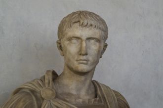 Молодой Октавиан или Гай Цезарь. 42—37 г