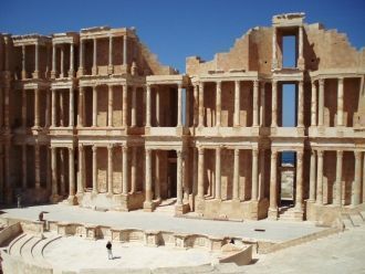 3-этажный римский театр в Сабрате вблизи