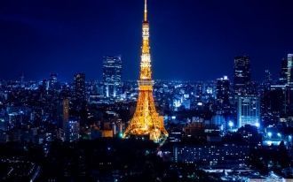 Токийская телебашня в вечерней подсветке