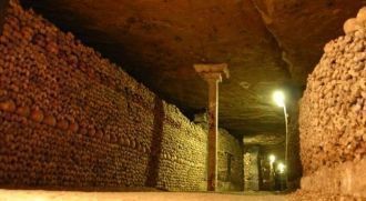 Расположен французский подземный некропо