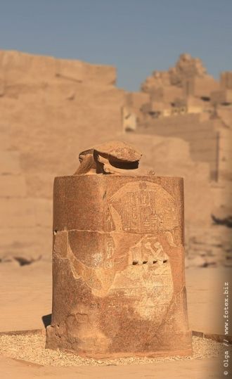 Статуя жука-скарабея. Египет