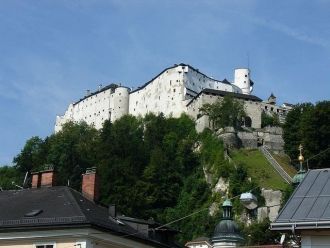 Крепость Хоэнзальцбург расположена на го