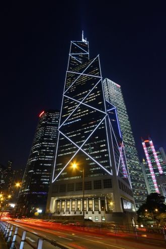 Башня Банка Китая ночью.