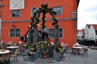 Рыночный фонтан  с фигурами двух крестья