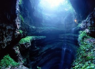 В Пещере Ласточек множество пологих отко