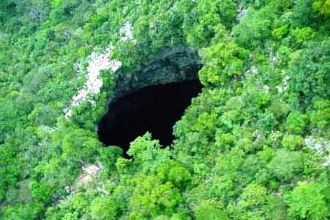Вид Пещеры ласточек с высоты.