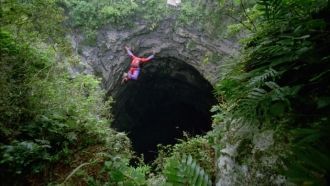 Прыжок в Пещеру ласточек.