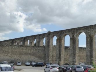 Акведук пересекает городскую крепостную 