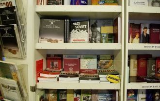 Книжный мини-магазин в музее.