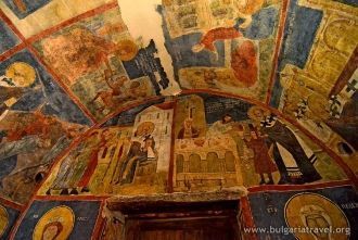 Ранние фрески выполнены в суховатой мане
