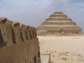 Строил пирамиду архитектор Имхотеп, впос