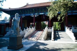 Храм Конфуция можно поделить на две част