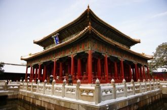Храм Конфуция в Пекине расположился неда