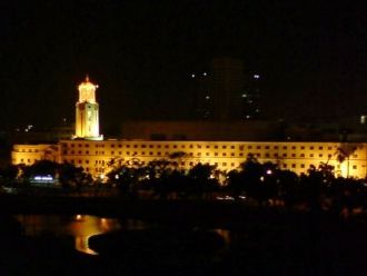Ратуша Манилы ночью в подсветке.