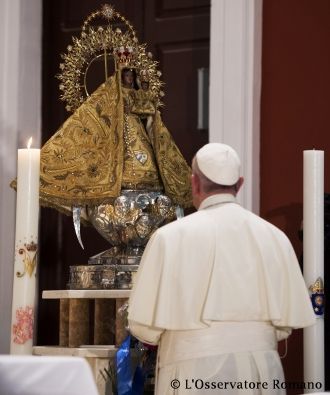 Папа Франциск молится статуе Пречистой Д