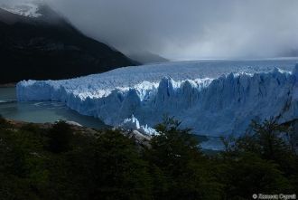 Периодически ледник наступает на озеро А