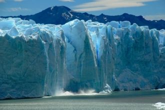Фронт ледника возвышается над водой на в