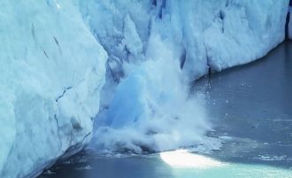 Обрушение ледяных айсбергов происходит п