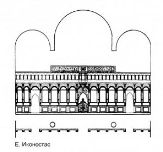 Интерьер храма украшает резной иконостас