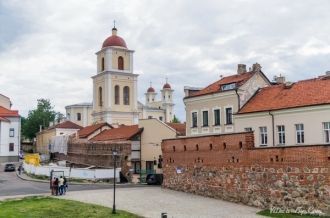 Вид на остатки городской стены и Святоду