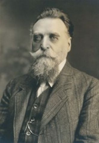 В 1879—1882 служил врачом и заведующим б