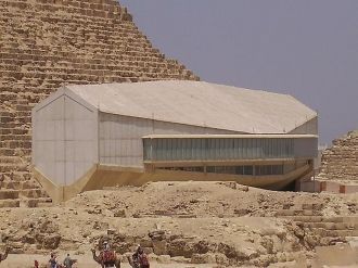 На южной стороне пирамиды открыт музей.