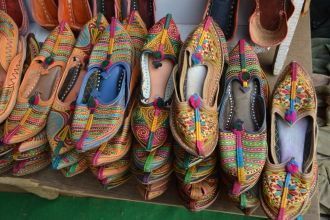 Обувь ручной работы на рынке в Анжуне.