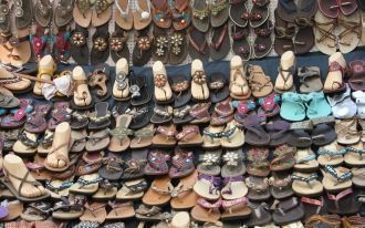 Обувь на рынке в Анжуне.