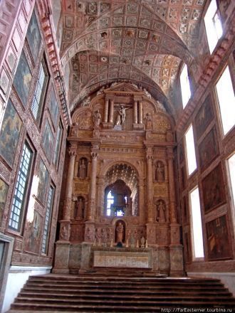 Основной зал церкви богато украшен декор