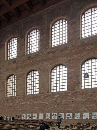 Аула Палатина - стена и окна зала с внут