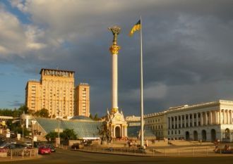 Монумент Независимости, белое здание спр
