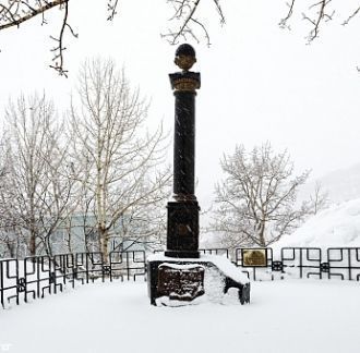 Памятник Витусу Берингу в снегу.