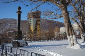 Памятник Витусу Берингу зимой в снегу.