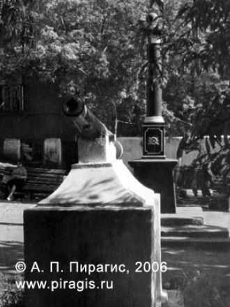 Пушка у памятника Витусу Берингу в 1963 