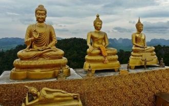 Статуи Будды около Вата Тхамсыа.