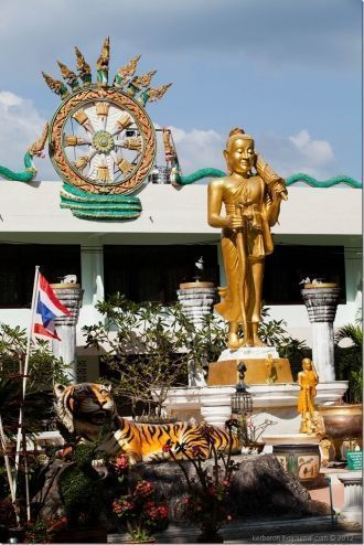 Ват Тхамсыа посещает большое количество 