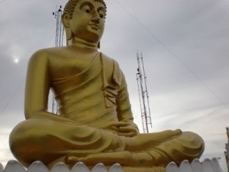 Большой сидящий Будда около Ват Тхамсыа.