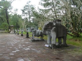 Скульптуры на территории гробницы импера