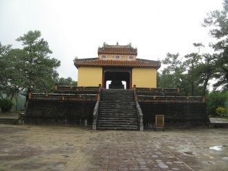 Гробница Минь Манга на холме Кам Ке в де