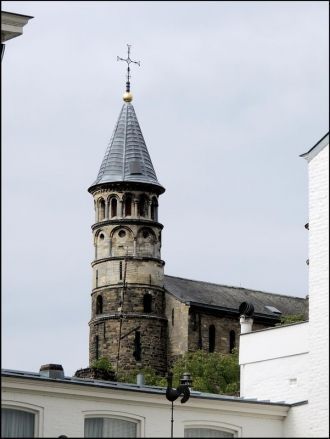 Западный фасад с двумя готическими башня