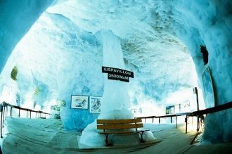 Павильйон внутри ледового туннеля
