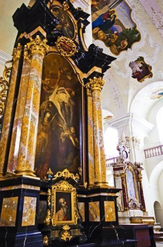 Церковь монастыря богато украшена. Фанта