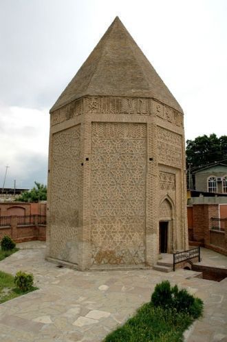 Вверху мавзолея сделана надпись из Коран