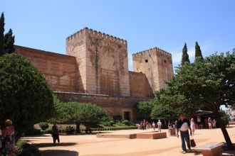 Крепостные стены Гранады в районе Альбай