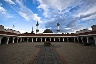 Территория мечети.