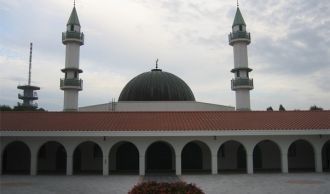 Мечеть служит местом для молитв приблизи