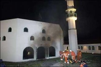 Пожарные тушат пожар в мечети.